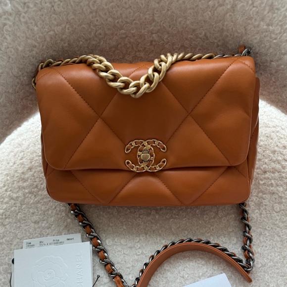 Chanel 19 Caramel color medium size - Picture 1 of 8